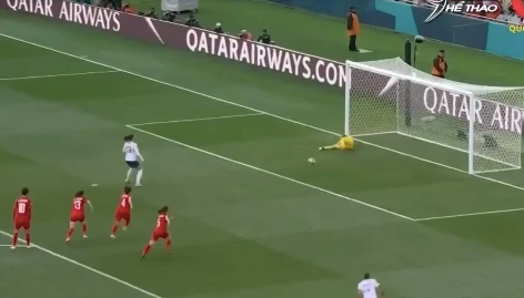 Thủ môn Kim Thanh xuất sắc cản phá 11m của tiền đạo số 1 Mỹ