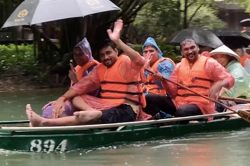 Du khách đội mưa tham quan Tràng An - di sản văn hoá và thiên nhiên thế giới