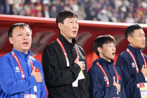 HLV Kim Sang-sik: "Học thầy Park, tôi cố gắng không kiêu ngạo"