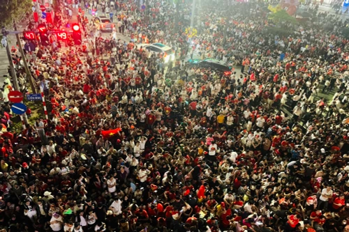 Hàng vạn người tập trung ở Kim Mã- Đào Tấn xem Sơ duyệt Lễ diễu binh, diễu hành