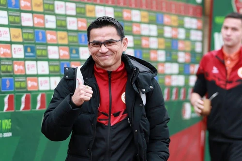 HLV Kiatisak đi tìm chức vô địch quốc gia đầu tiên