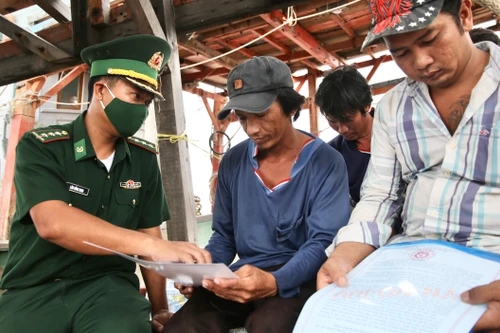 Những tuyên truyền viên mang quân hàm xanh