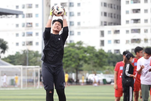 Cầu thủ 1m93 gây chú ý tại giải bóng đá học sinh