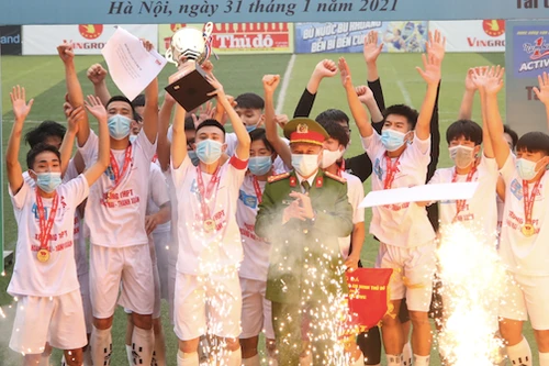 [ẢNH] Khoảnh khắc THPT Hoàng Mai nâng cao cúp vô địch