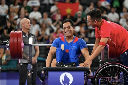 Lực sỹ 40 tuổi Lê Văn Công lập cột mốc khó tin