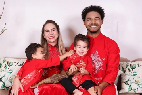Xuân Son cùng vợ con diện áo dài đỏ đón Tết Việt Nam