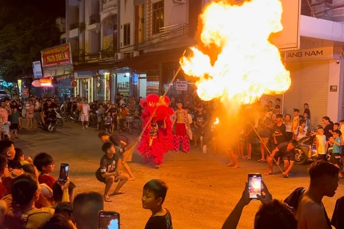 Rộn ràng Tết Trung thu sớm trên quê hương "Hai đứa trẻ"
