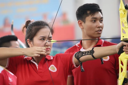 Thanh niên, Công an Thủ đô trổ tài bắn cung, kéo co...