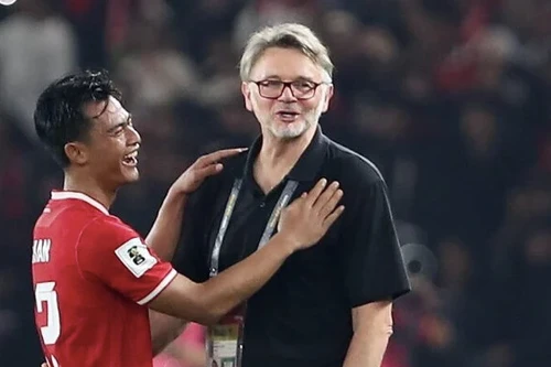 Indonesia 2 lần đá bay ghế HLV Troussier