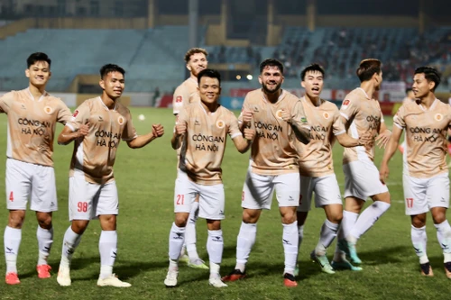 V-League "dồn toa" ở hai đầu bảng xếp hạng