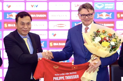 HLV Troussier vững ghế ít nhất tới tháng 6-2024