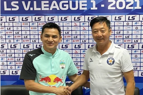 HLV Kiatisak "cầu hoà" ở cuộc đấu trí HLV Lê Huỳnh Đức