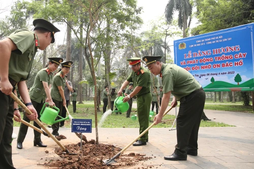 Cán bộ chiến sĩ CATP Hà Nội trồng cây hưởng ứng "Vì một Việt Nam xanh"
