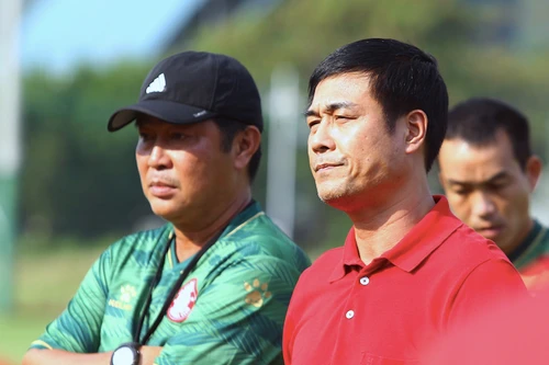 HLV từ chức, Chủ tịch đội TP.HCM trực tiếp cầm sa bàn