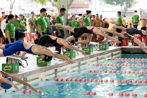 Học sinh thi bơi, thúc đẩy phong trào phòng chống đuối nước