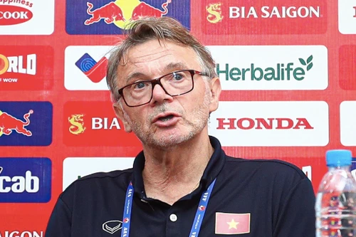 HLV Troussier nóng lòng chờ trận đấu tuyển Trung Quốc, Hàn Quốc...