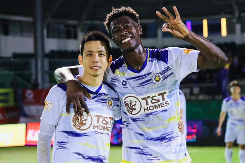 Lý do Văn Quyết nhường cả 2 quả penalty cho ngoại binh