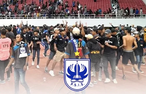 Cổ động viên hỗn chiến, đội bóng Indonesia bị 'treo' khán đài tới hết mùa giải