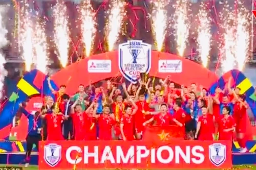 ĐT Việt Nam kiêu hãnh nâng cao cúp vàng giữa "chảo lửa" của Thái Lan