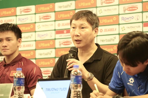 HLV Kim Sang-sik nói lý do thay cùng lúc 3 cầu thủ, khuyên học trò trau dồi thêm kỹ năng