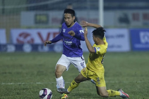 VFF treo giò cầu thủ Nam Định đạp lật cổ chân đồng nghiệp