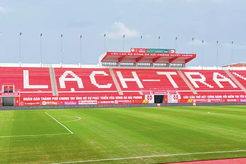 HLV Troussier ra mắt đội tuyển trên sân Lạch Tray