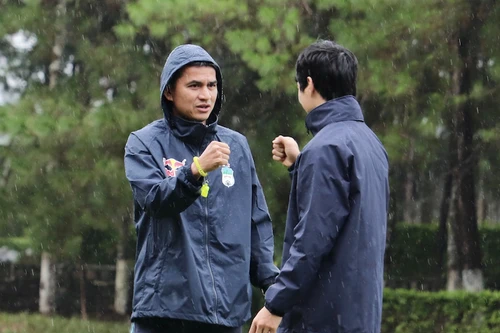 Kiatisak nói 'không' với tuyển Thái Lan, muốn cùng HAGL vô địch V-League