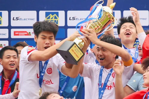 Cầu thủ Viettel phấn khích ăn mừng chức vô địch U17 quốc gia