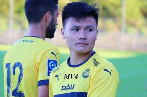Quang Hải ngồi ngoài nhìn Pau FC thắng trận