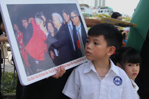 Cậu bé mang theo bức ảnh kỷ niệm quý giá, thành kính tiễn biệt ‘ông Trọng kính mến’!