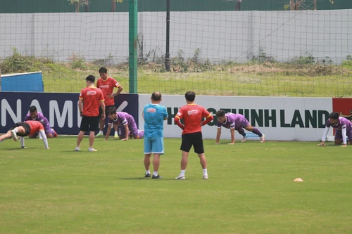Ban huấn luyện 11 người kèm 6 cầu thủ U23 Việt Nam