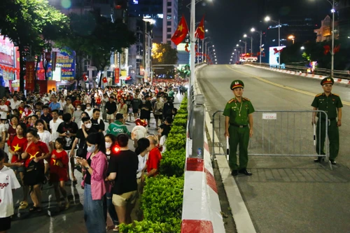 Điểm xem diễu binh quá tải, hàng vạn người nuối tiếc ra về