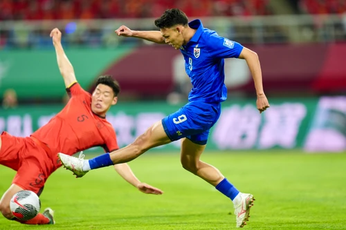 Tuyển Thái Lan đẩy Trung Quốc vào thế chân tường