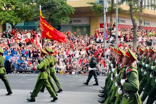 Người dân hô vang "Việt Nam", hòa ca cùng các khối diễu binh trên đường phố Thủ đô