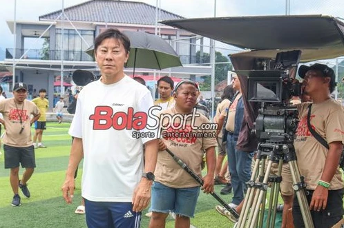 Bị sa thải, ông Shin Tae-yong vẫn ở lại Indonesia để... đóng phim