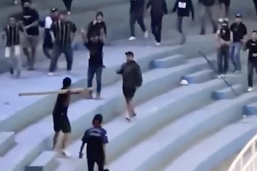 Cổ động viên Indonesia ẩu đả, trộm đồ tại giải vô địch quốc gia