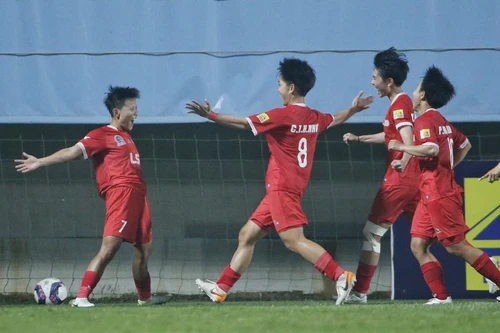 Chiến thắng 5 'sao' giúp nữ TP.HCM I vô địch lượt đi