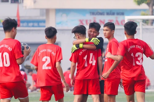 Trường Thực nghiệm chia tay giải sau trận đấu kịch tính với THPT Hà Nội Amsterdam