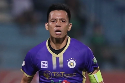 Văn Quyết đối diện án phạt sau pha "tác động vật lý" trọng tài