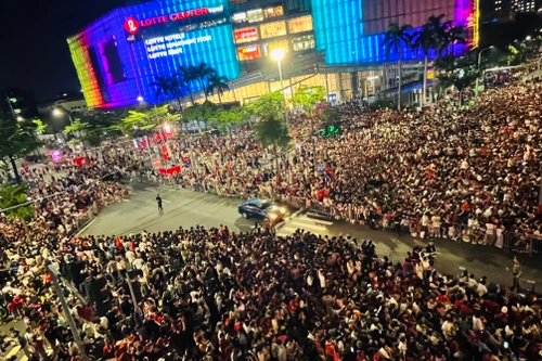 Biển người chờ xem diễu binh tại nút giao Kim Mã - Liễu Giai