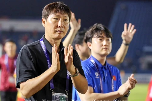 HLV Kim Sang-sik nói gì khi biết Malaysia bổ sung gần 10 cầu thủ nhập tịch?