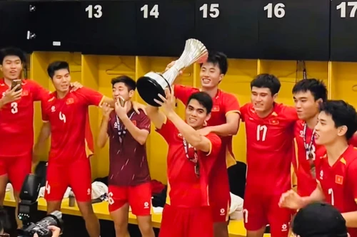 U23 Việt Nam nâng cúp ăn mừng tưng bừng trong phòng thay đồ