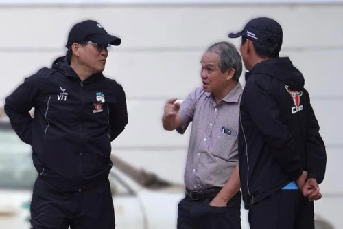 Bầu Đức động viên cầu thủ HAGL buổi tập khai xuân, sẵn sàng đua trụ hạng