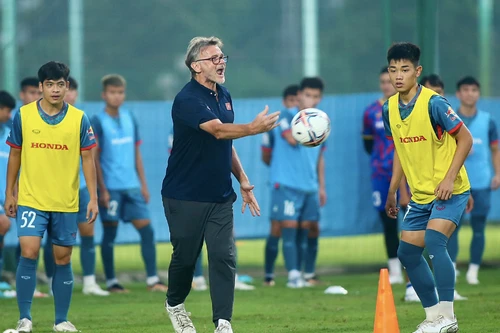 HLV Troussier loại 12 cầu thủ khỏi U23 Việt Nam