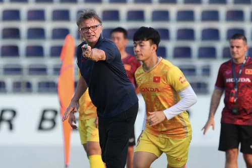 HLV Troussier mang thêm 4 tuyển thủ sang Campuchia dự phòng