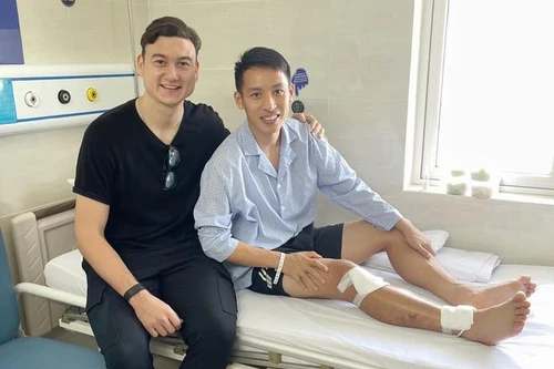 Đặng Văn Lâm thăm Hùng Dũng trước khi sang Nhật thi đấu