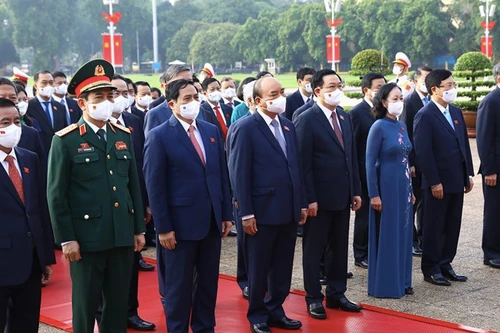 Đoàn đại biểu Quốc hội khoá XV vào lăng viếng Chủ tịch Hồ Chí Minh