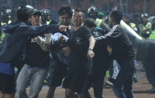 Số người thiệt mạng trong vụ bạo loạn ở giải VĐQG Indonesia đã lên tới 130 người 