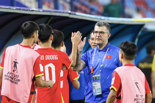 HLV Roland tự hào "tinh thần Việt Nam" ở trận hòa Australia