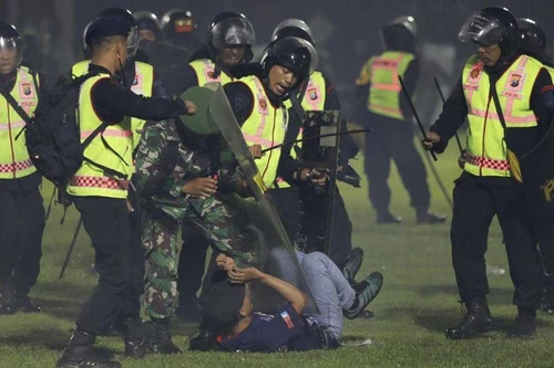 Toàn cảnh vụ bạo loạn khiến hơn 120 người thiệt mạng tại Indonesia